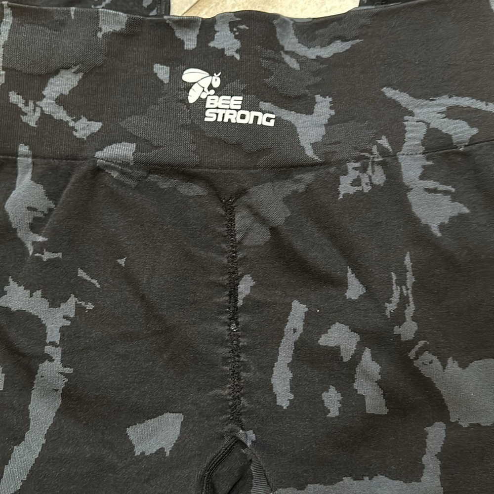 New! Bee Strong Gray Camo Scrunch Butt Seamless Workout Leggings M - Picture 5 of 6
